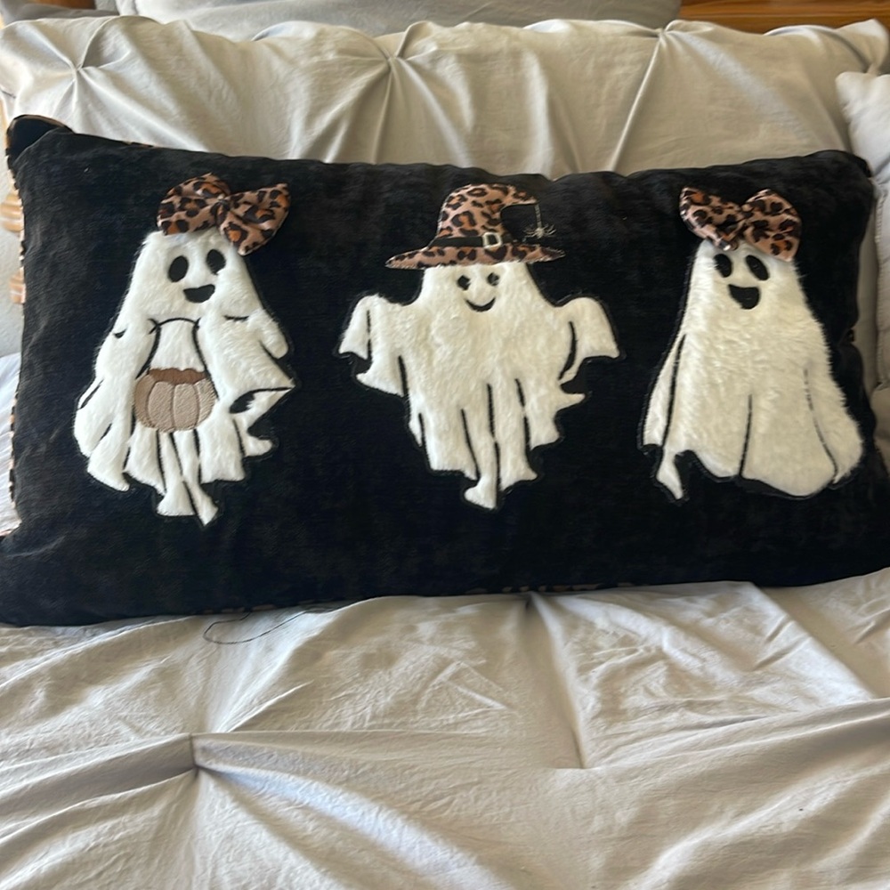 Playful Halloween 👻 Ghost Plush Pillow with Leopard Accessories NWT
